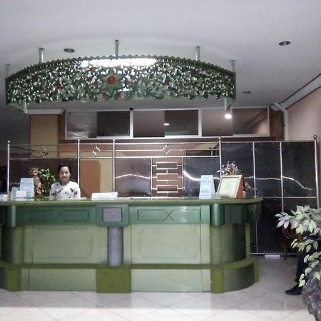 New Merdeka Hotel Jembel Extérieur photo