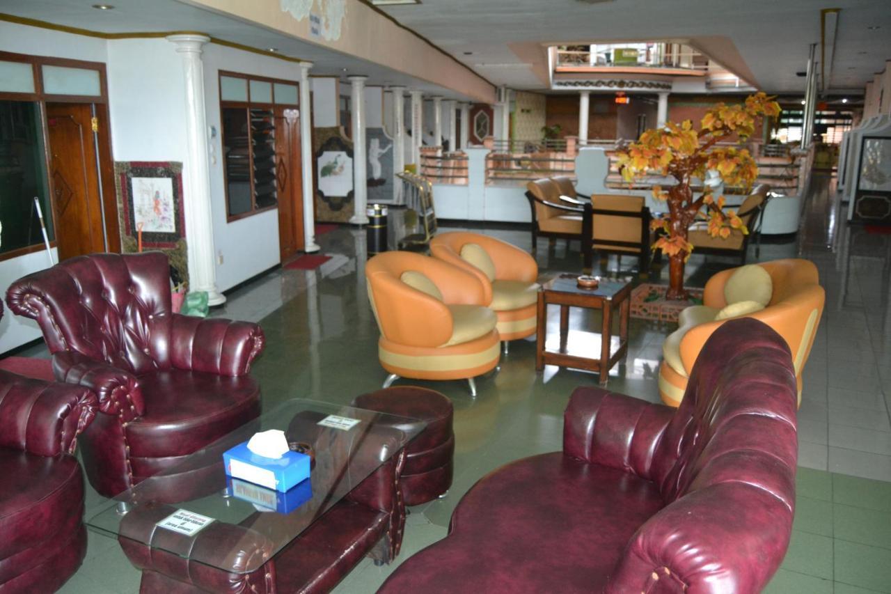 New Merdeka Hotel Jembel Extérieur photo