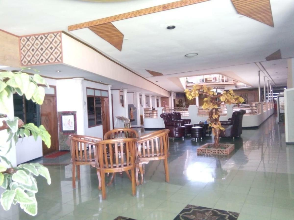 New Merdeka Hotel Jembel Extérieur photo